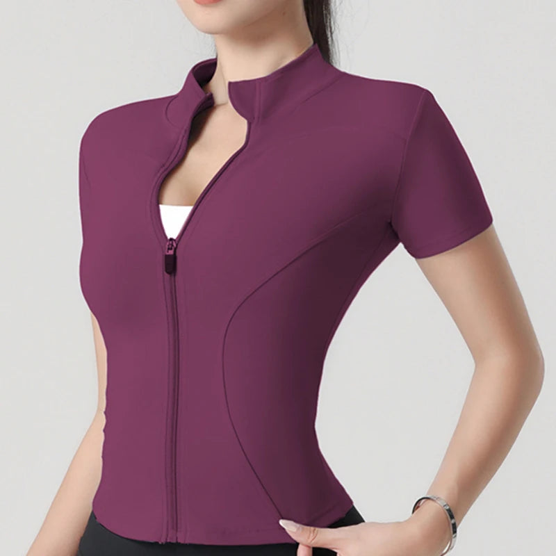 Tyköistuva urheilutakki pystykauluksella