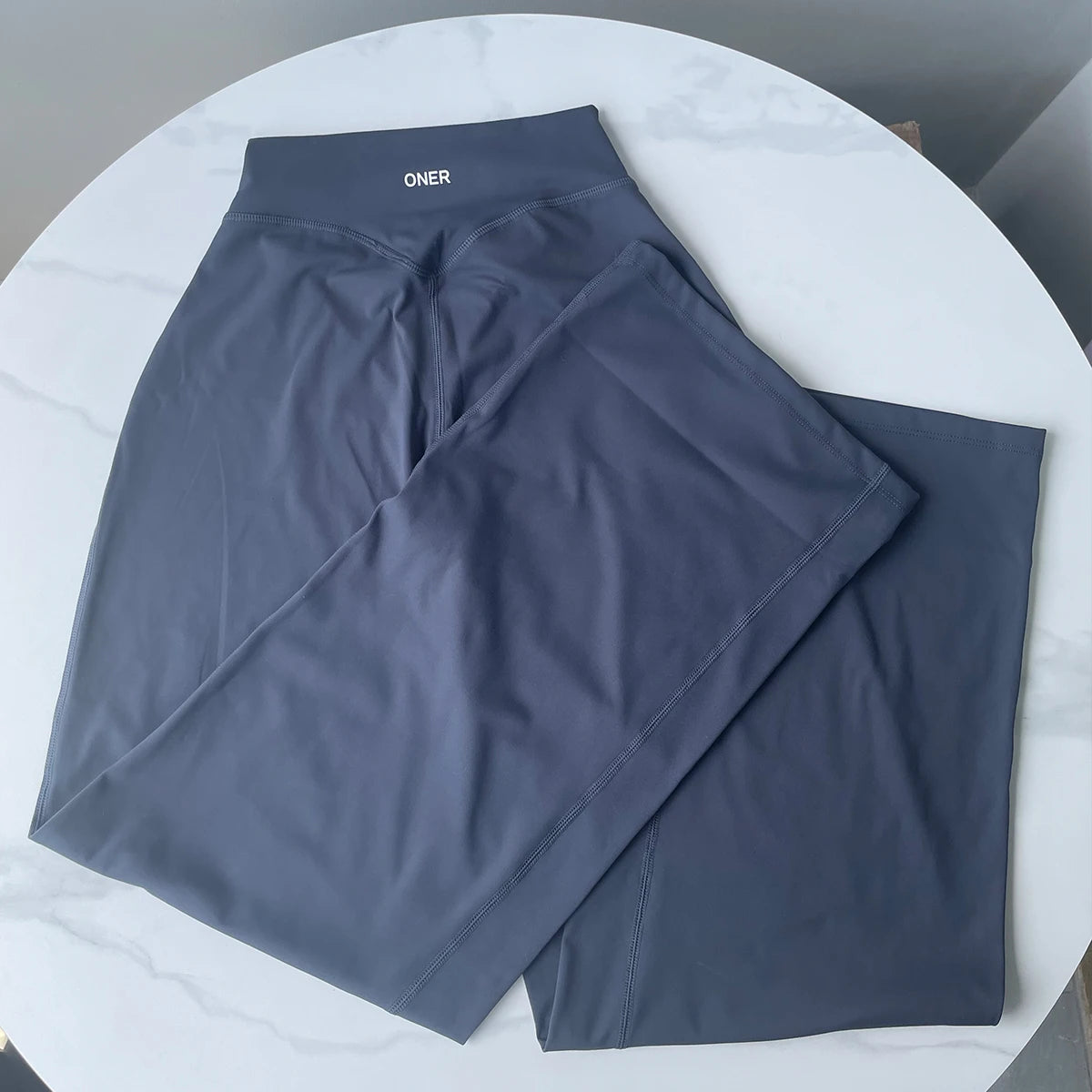 Suoralahkeiset ja hengittävät joogahousut