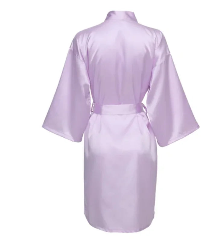 Ylellinen satiiniaamutakki vyöllä