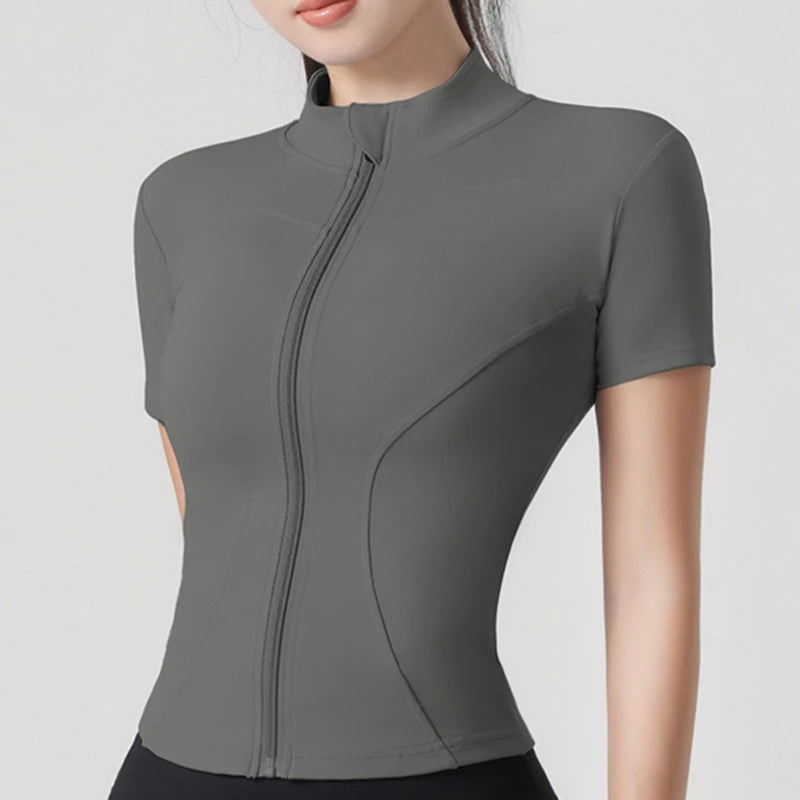 Tyköistuva urheilutakki pystykauluksella