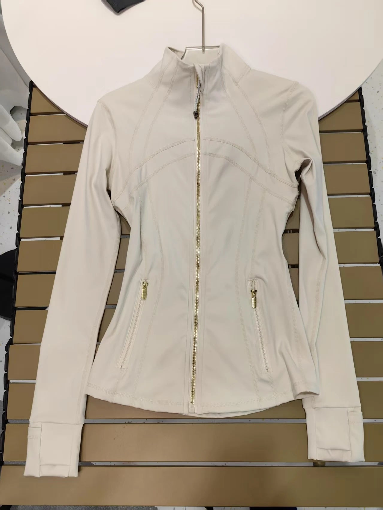 treenitakki kultaisella vetoketjulla