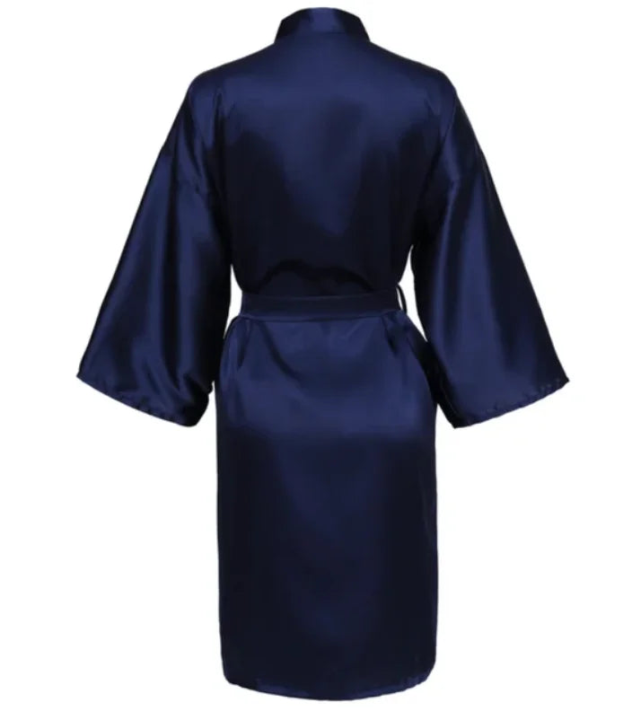 Ylellinen satiiniaamutakki vyöllä