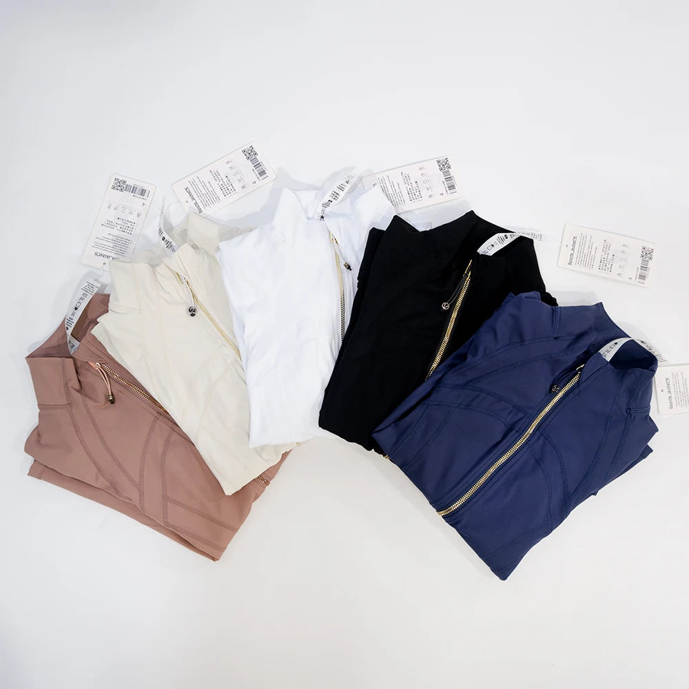 treenitakki kultaisella vetoketjulla