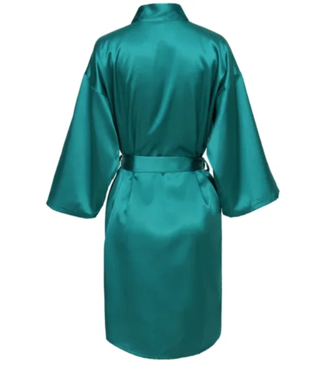 Ylellinen satiiniaamutakki vyöllä