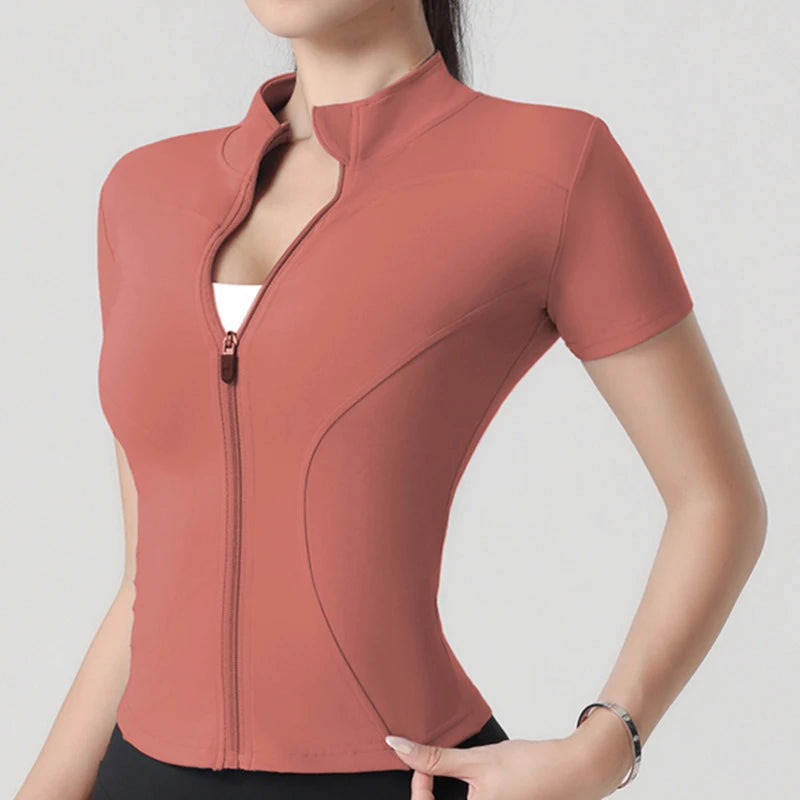 Tyköistuva urheilutakki pystykauluksella