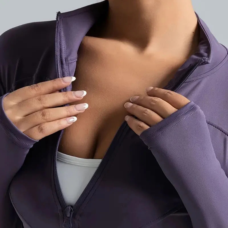 Vartaloa myötäilevä urheilutakki peukaloaukoilla- Hengittävä ja joustava