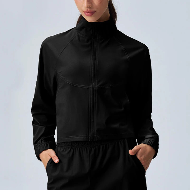 Kevyt ja lyhyt vetoketjullinen juoksutakki