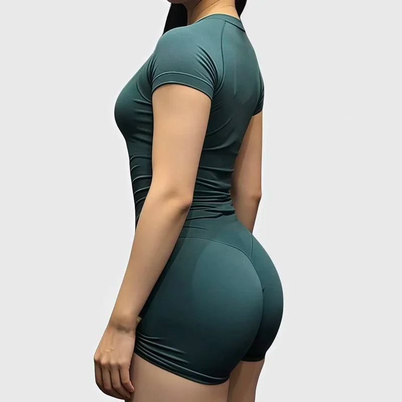 Saumaton "Impact" urheiluasu lyhyillä trikoilla