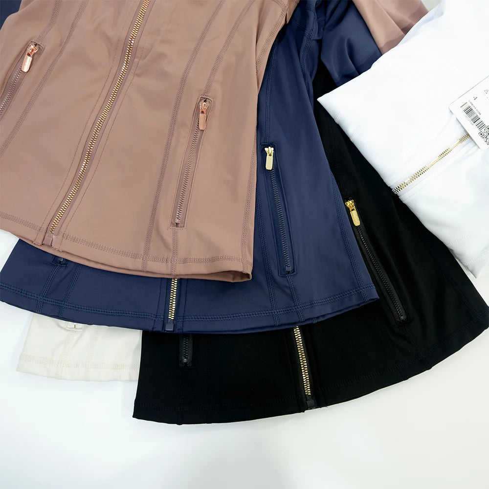 treenitakki kultaisella vetoketjulla