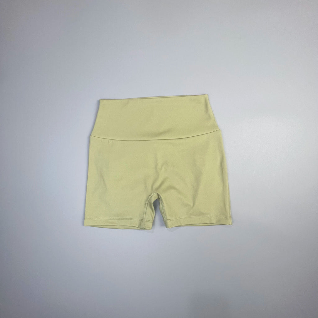 Fitness Shorts – Tyyliä ja Käytännöllisyyttä Kesätreeniin