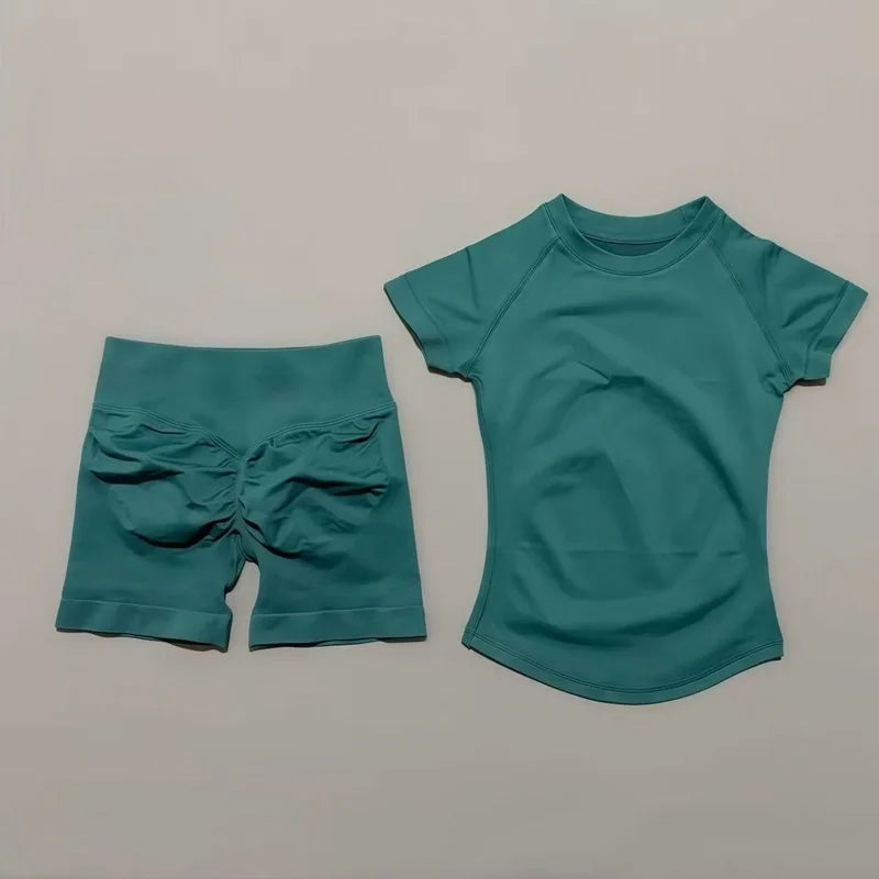 Saumaton "Impact" urheiluasu lyhyillä trikoilla