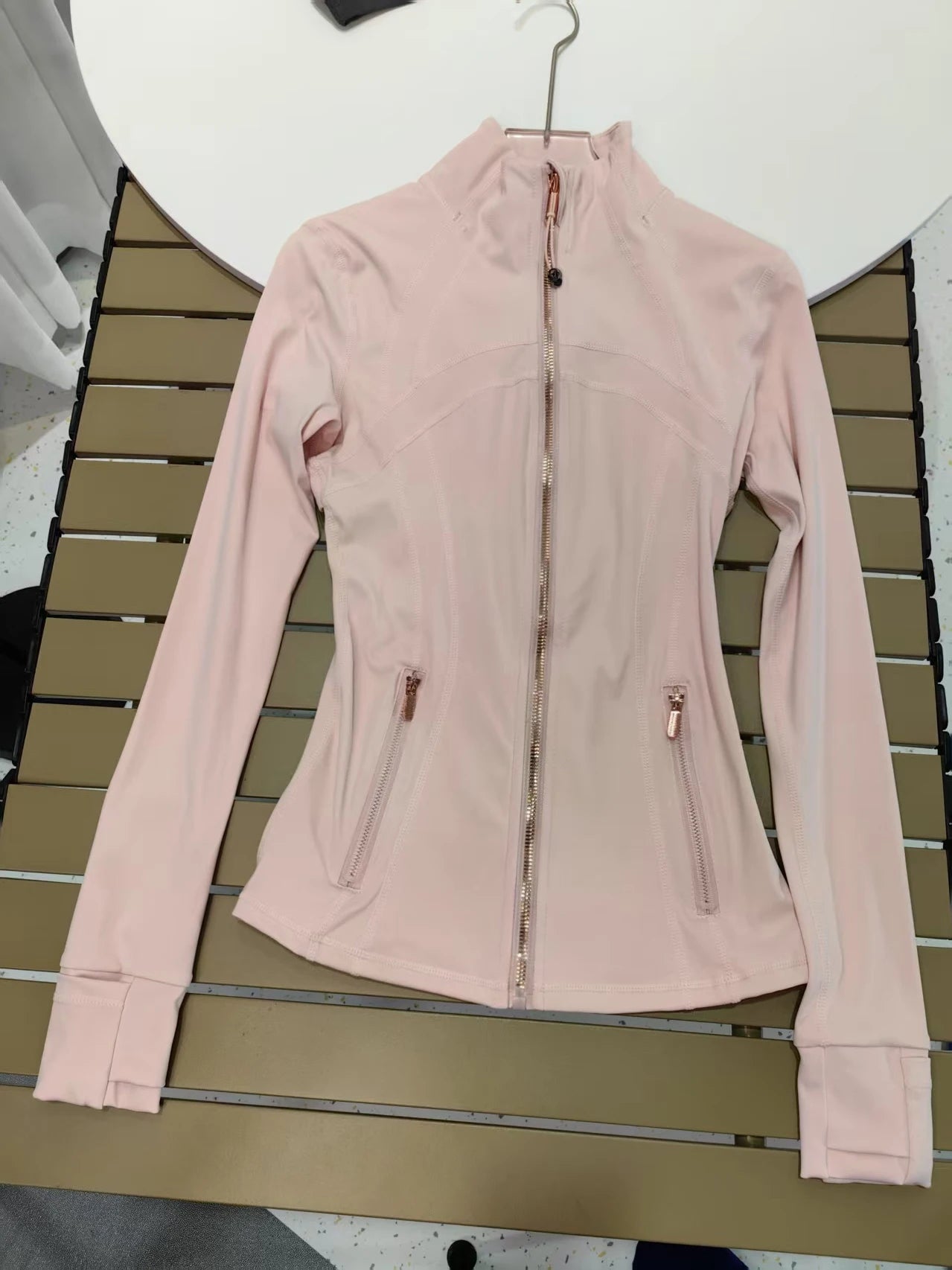 treenitakki kultaisella vetoketjulla