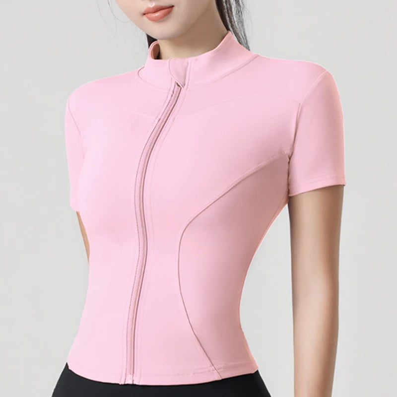 Tyköistuva urheilutakki pystykauluksella