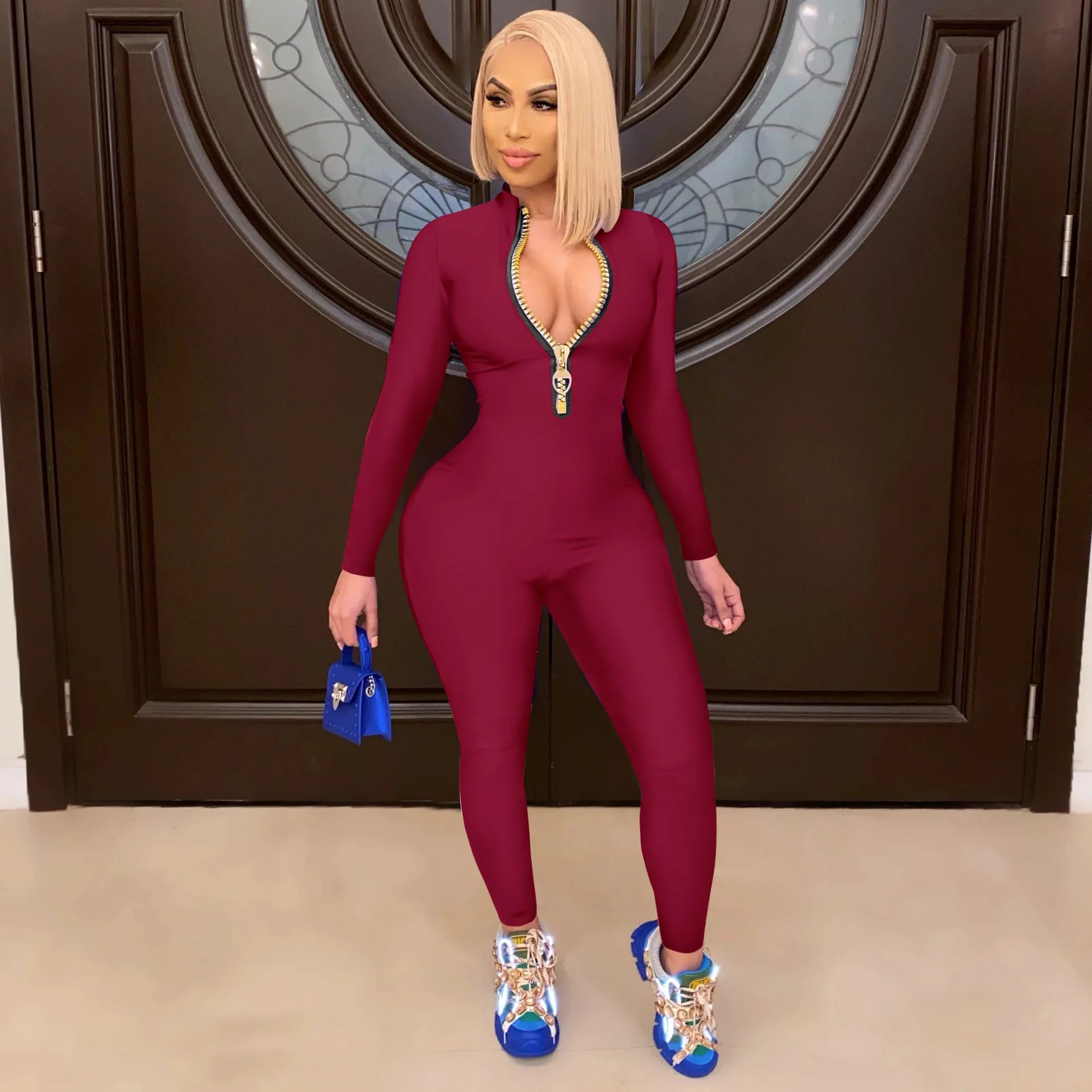 Seksikäs V-aukko-haalari vapaa-aikaan ja urheiluun