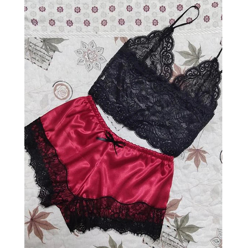 Satiininen pitsiyösetti