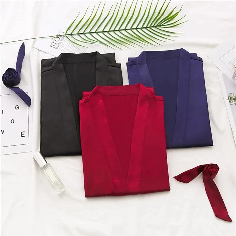 Kevyt ja ylellinen satiinikimono