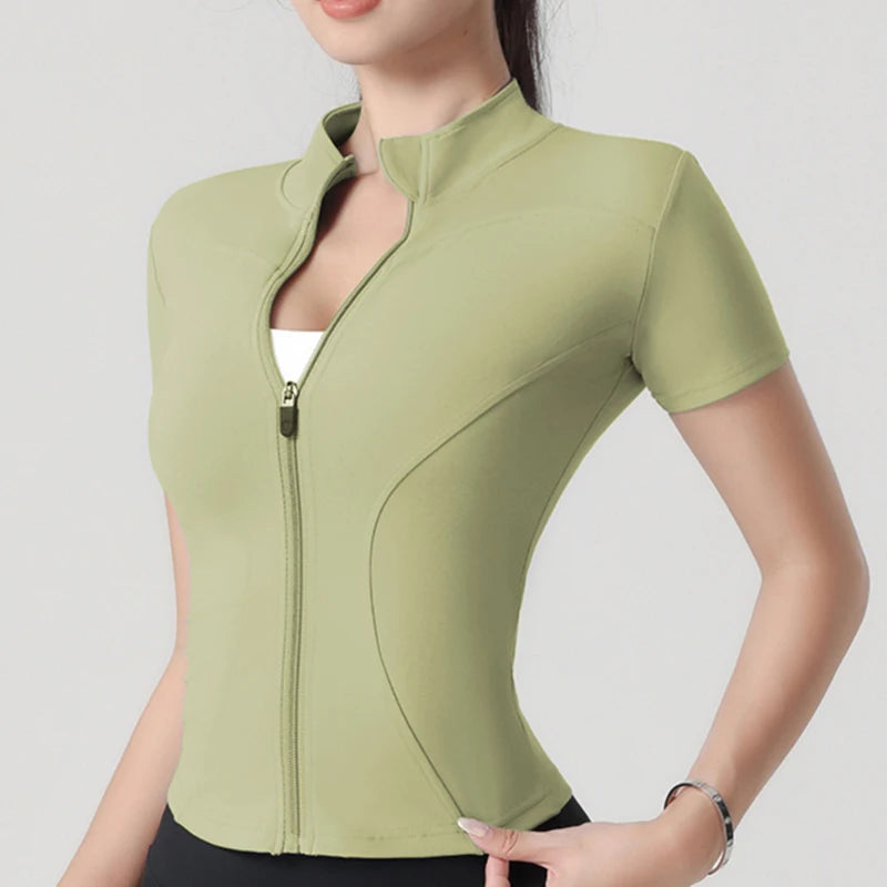 Tyköistuva urheilutakki pystykauluksella