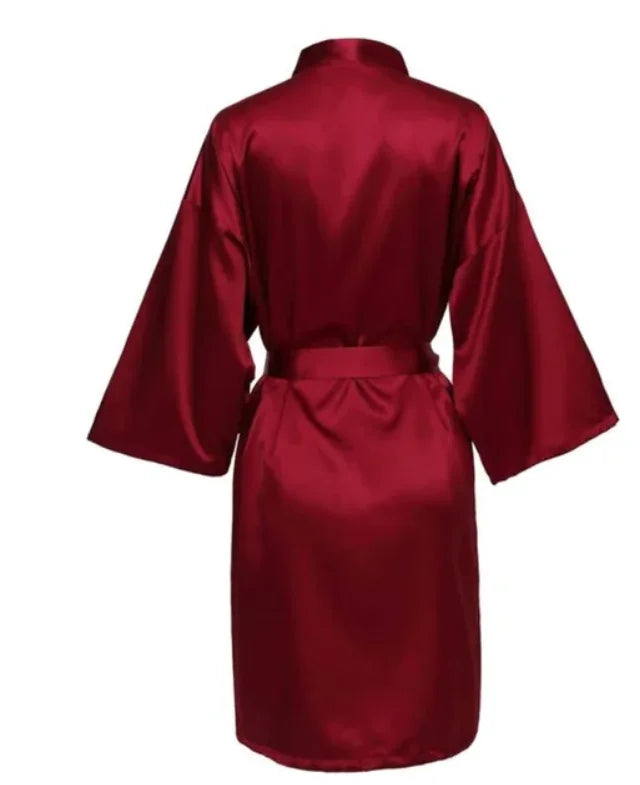 Ylellinen satiiniaamutakki vyöllä