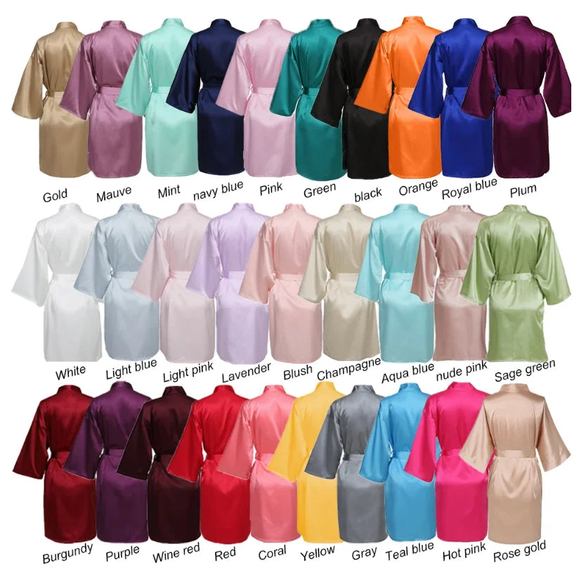 Ylellinen satiiniaamutakki vyöllä