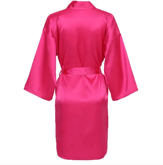 Ylellinen satiiniaamutakki vyöllä