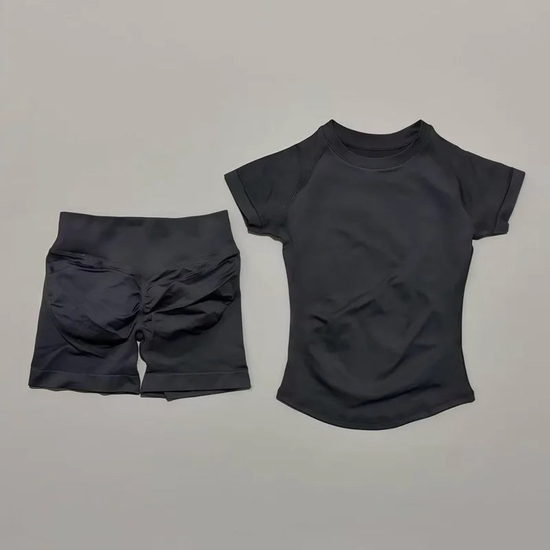 Saumaton "Impact" urheiluasu lyhyillä trikoilla