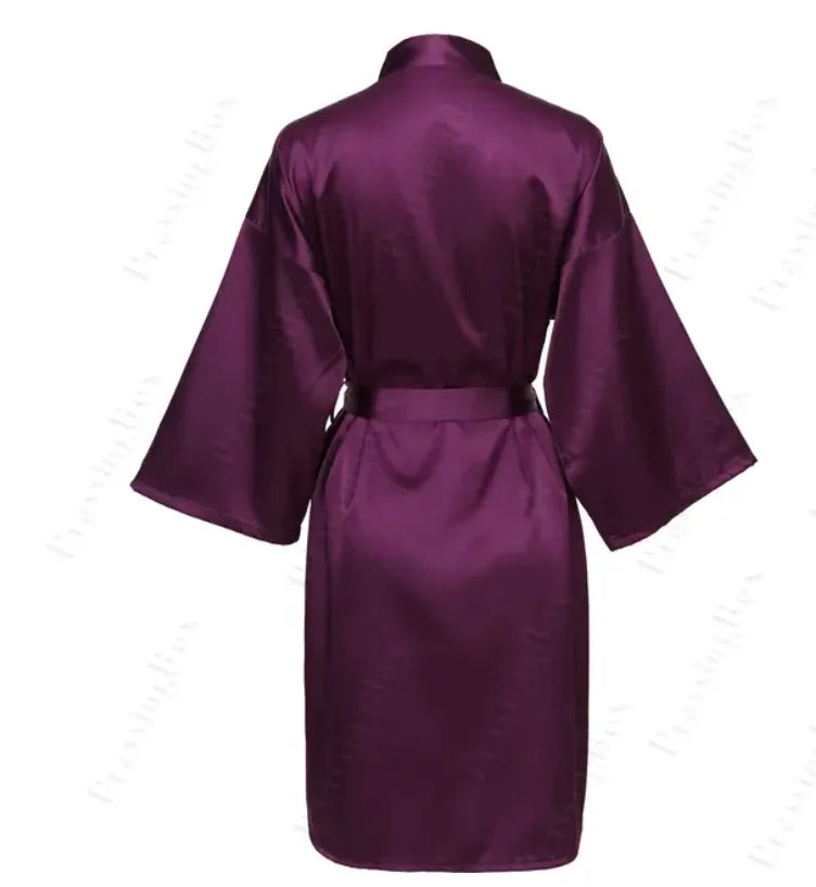 Ylellinen satiiniaamutakki vyöllä