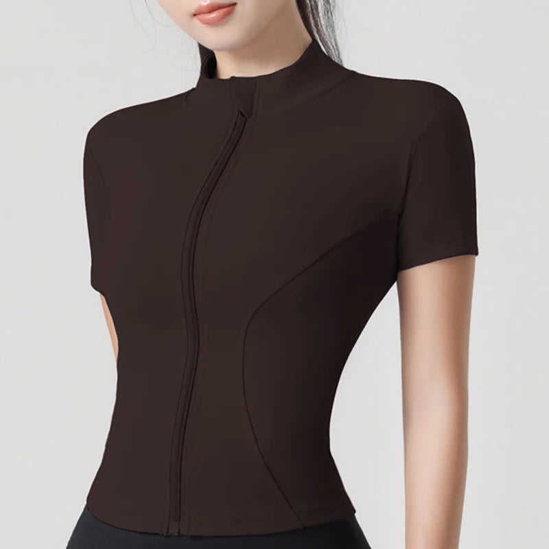 Tyköistuva urheilutakki pystykauluksella