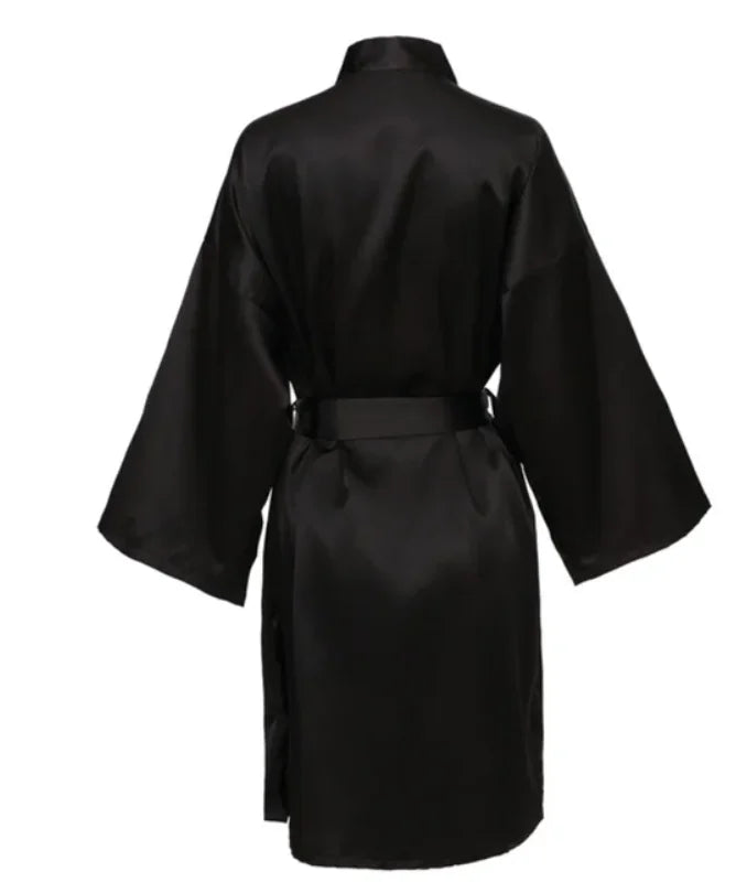 Ylellinen satiiniaamutakki vyöllä