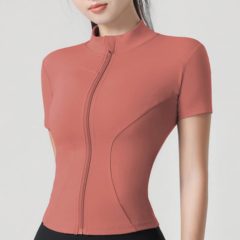 Tyköistuva urheilutakki pystykauluksella