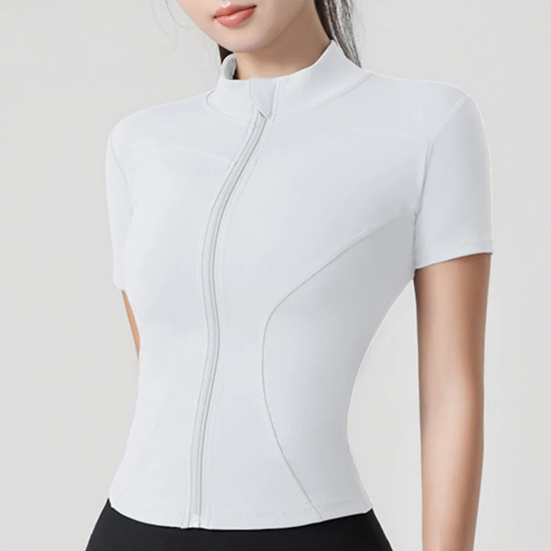 Tyköistuva urheilutakki pystykauluksella