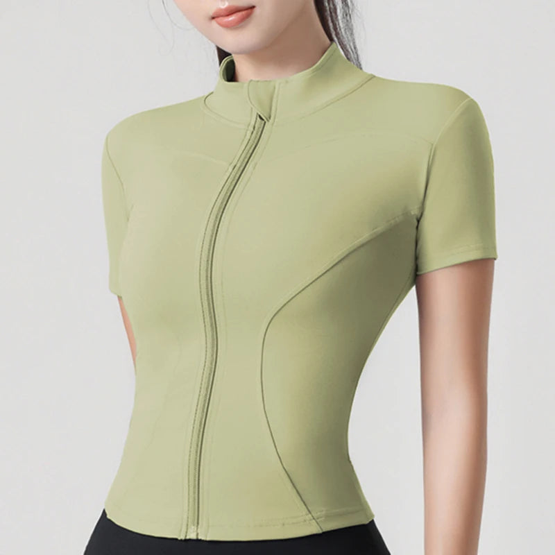 Tyköistuva urheilutakki pystykauluksella