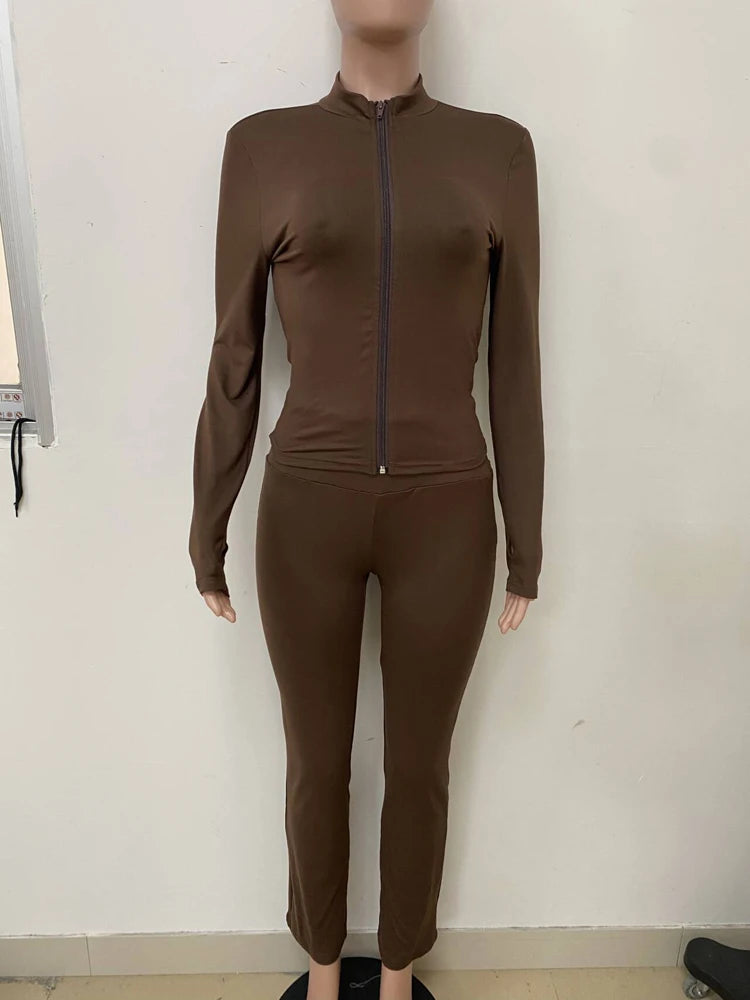 crop-toppi ja leveälahkeiset housut -asu