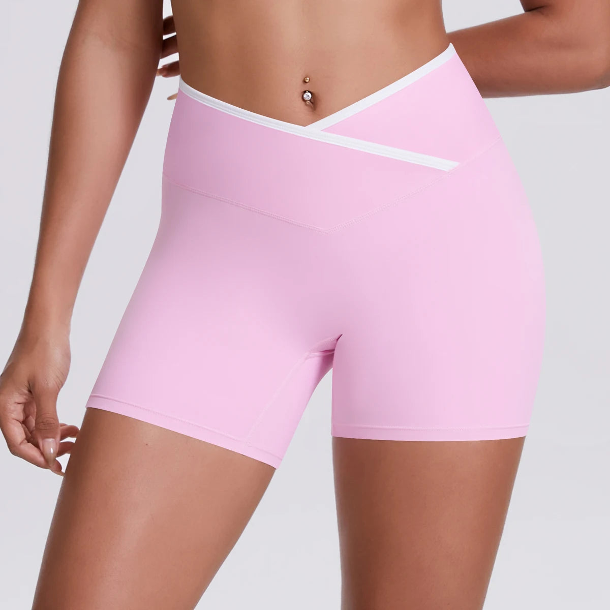 V-vyötäröiset korkeavyötäröiset urheilushortsit