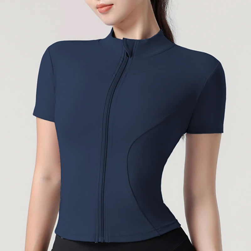 Tyköistuva urheilutakki pystykauluksella