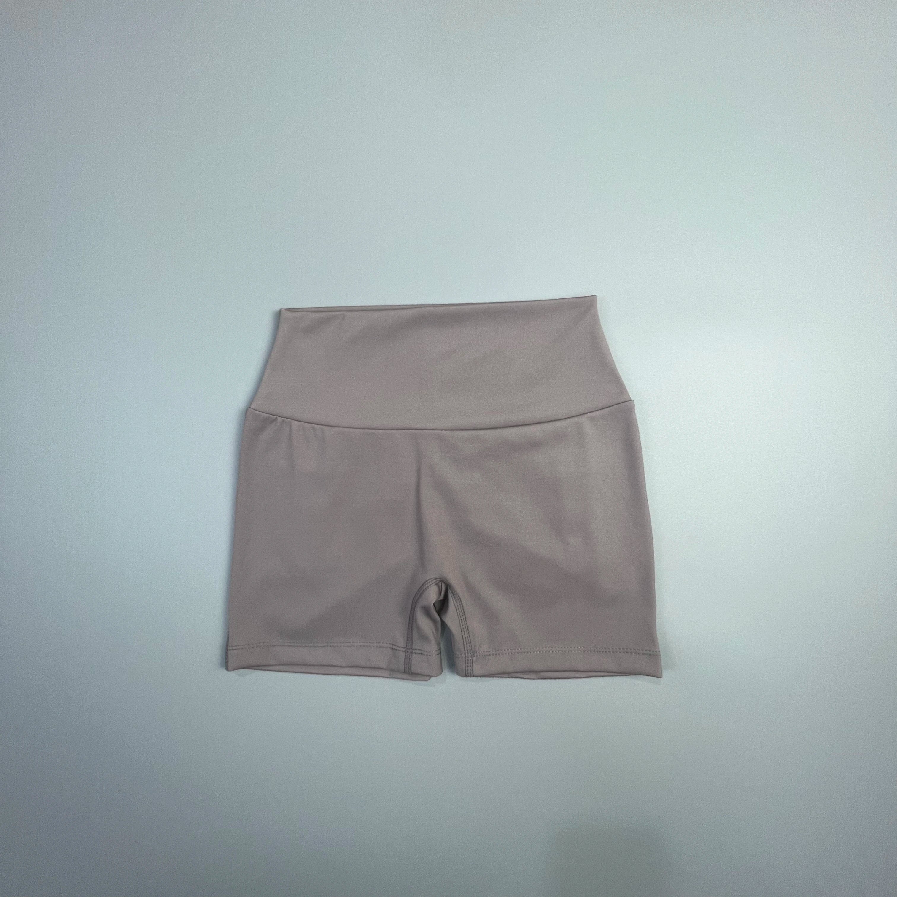 Fitness Shorts – Tyyliä ja Käytännöllisyyttä Kesätreeniin