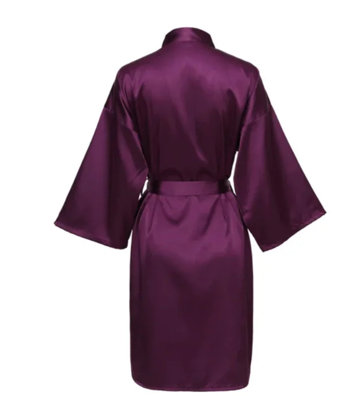 Ylellinen satiiniaamutakki vyöllä