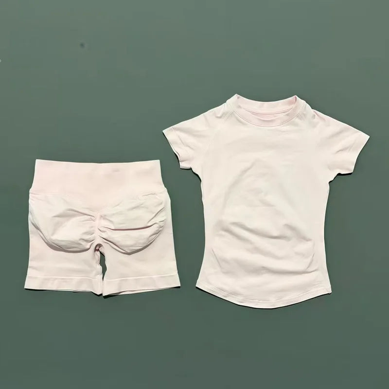 Saumaton "Impact" urheiluasu lyhyillä trikoilla