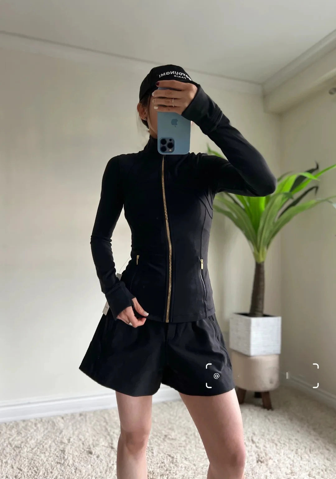 treenitakki kultaisella vetoketjulla