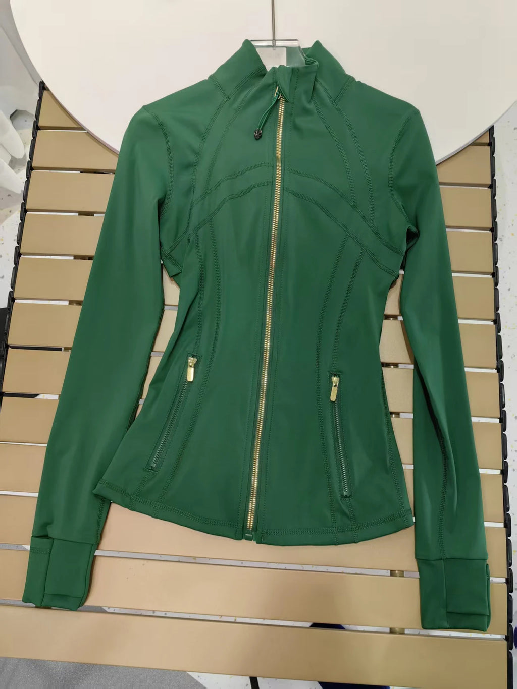 treenitakki kultaisella vetoketjulla