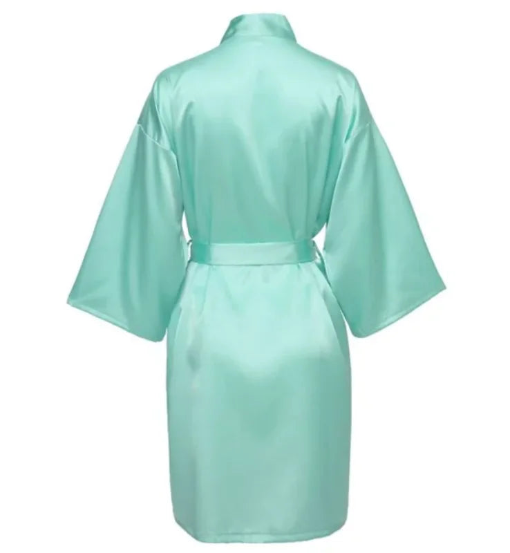 Ylellinen satiiniaamutakki vyöllä