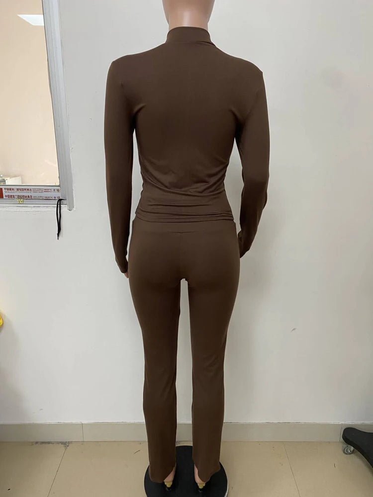 crop-toppi ja leveälahkeiset housut -asu