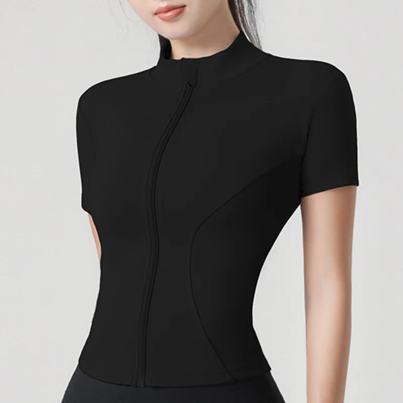 Tyköistuva urheilutakki pystykauluksella