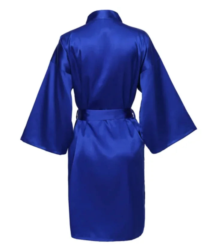 Ylellinen satiiniaamutakki vyöllä