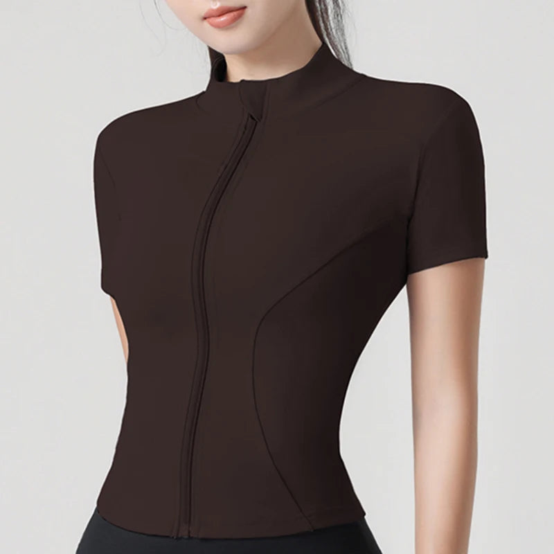 Tyköistuva urheilutakki pystykauluksella