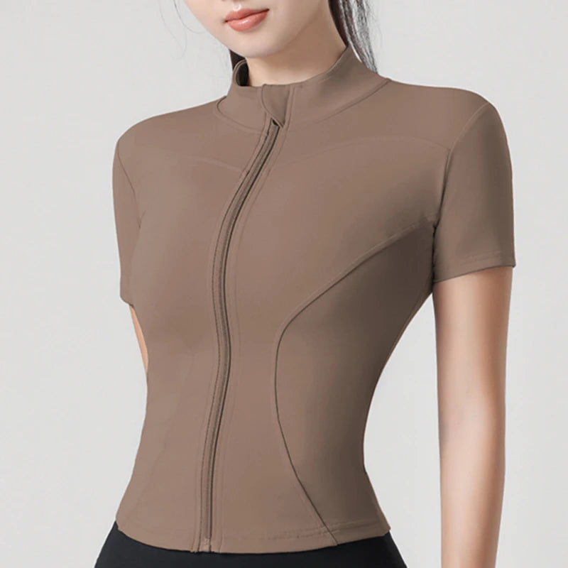 Tyköistuva urheilutakki pystykauluksella