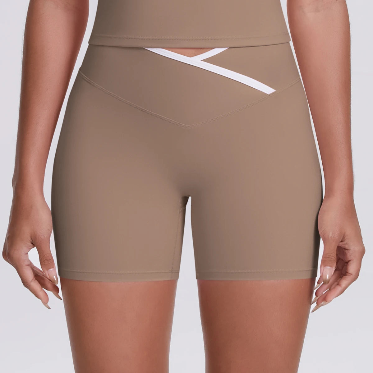 V-vyötäröiset korkeavyötäröiset urheilushortsit