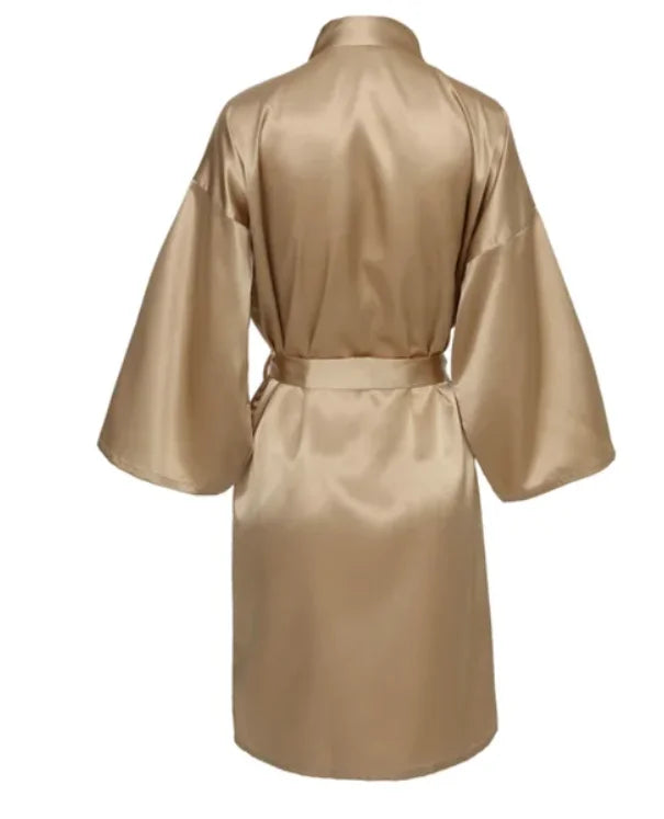 Ylellinen satiiniaamutakki vyöllä